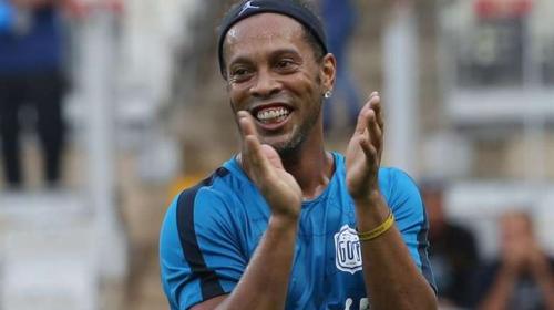 El conmovedor momento cuando una niña conoce a Ronaldinho