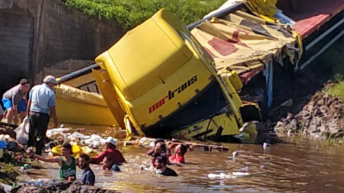 Camión con cervezas cae en un río y los vecinos van a salvarlas