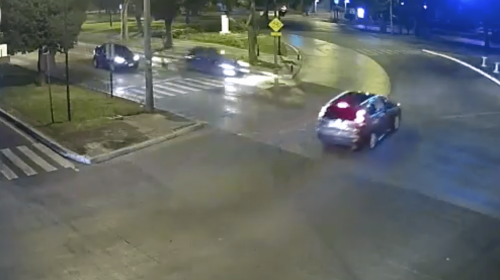 Video: vehículo se pasa un semáforo en rojo y provoca percance