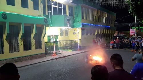 Disturbios en Guastatoya, porra quema instrumentos en protesta