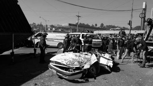 Tragedia en carretera: tráiler aplasta vehículo de una familia