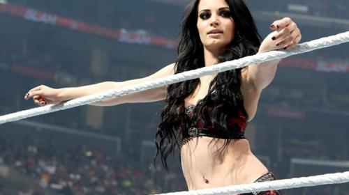Escalofriante lesión de luchadora de la WWE podría alejarla de pelear