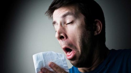 Aguantar un estornudo puede causar lesiones, dice la ciencia