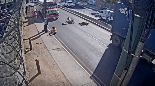 Video: tráiler atropella a tripulantes de moto en la Avenida Petapa