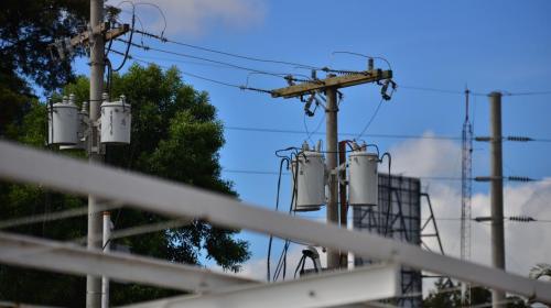 Alertan de cortes eléctricos por fuertes vientos en el centro del país