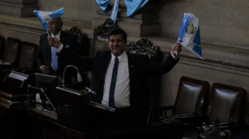 Diputado Galdamez reparte banderines en apoyo a Arzú
