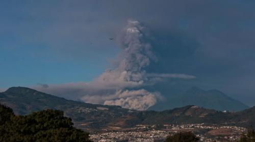 Los videos que muestran la impresionante erupción del Volcán de Fuego