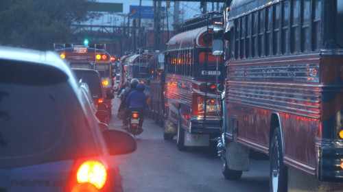 #VivirEnElTráfico Calzada San Juan: entre buses y motos