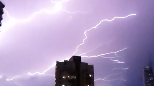 Espectacular tormenta eléctrica ilumina el cielo australiano