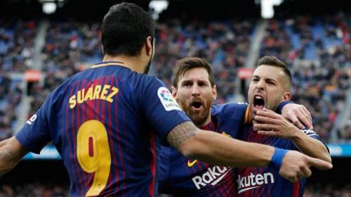 Messi, Suárez y Alba esquivan una barrera de forma muy curiosa