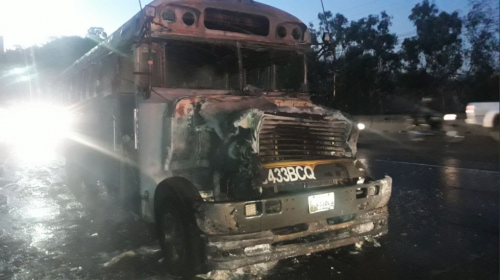 Los videos que muestran cómo fue el incendio del bus en la Villa Lobos
