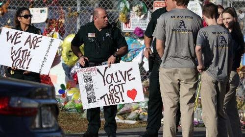 Sobrevivientes de la masacre en Florida vuelven a clases