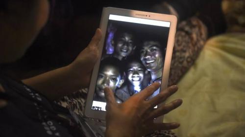Hallan con vida a los niños perdidos en red de cavernas en Tailandia