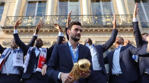 Hugo Lloris deja que unos niños franceses toquen la Copa del Mundo