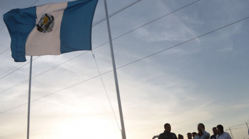 El emotivo momento en que izan bandera de Guatemala en Barranquilla