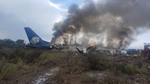 Avión con 80 pasajeros se desploma en México