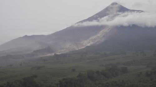 ¡Urgente! Socorristas corren y suspenden labor por nueva erupción