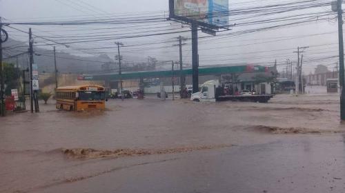 Inundación en el Naranjo y tráfico complicado en calzada Roosevelt