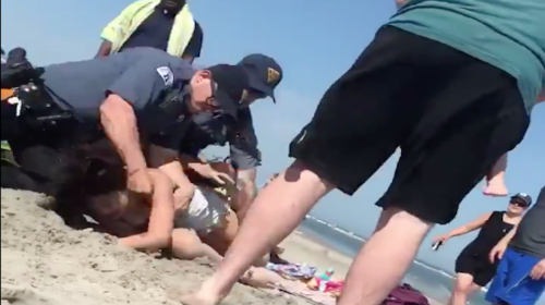 Publican nuevo video de policía que golpeó a mujer que tomaba el sol