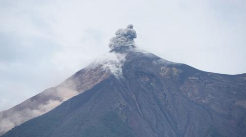 Nuevo lahar desciende de volcán y es el más fuerte del año