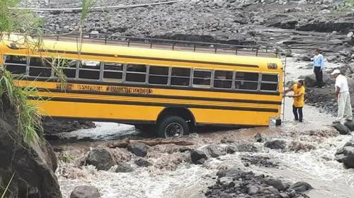 Bus que transportaba víveres se queda atascado en el río Cenizas