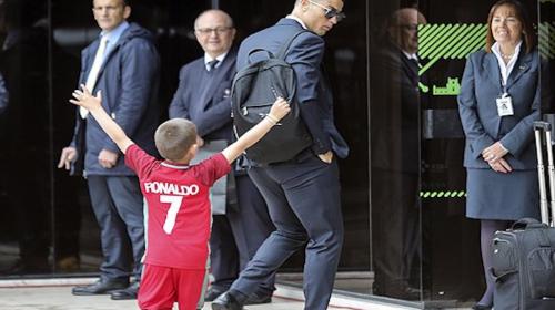 Niño burló la seguridad para poder abrazar a Cristiano Ronaldo