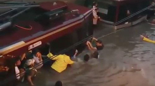 Dramático rescate de pasajeros de un tren atrapado por inundaciones