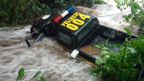 #Video: así quedó la patrulla de la PNC que fue arrastrada por un río