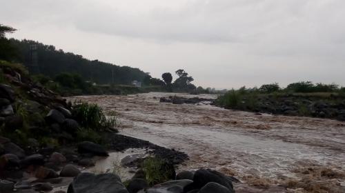 Descenso de fuerte lahar deja incomunicadas a varias comunidades