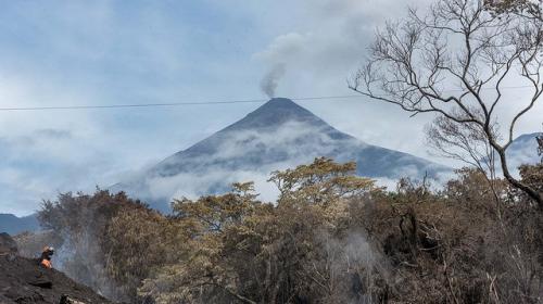 Advierten sobre el descenso de fuertes lahares del volcán de Fuego