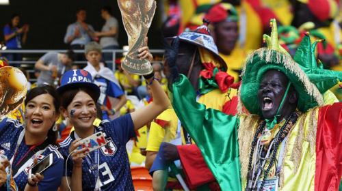 Aficionados de Japón y Senegal recogen su basura en el estadio