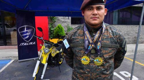 Recompensan a atleta guatemalteco que vendió su moto