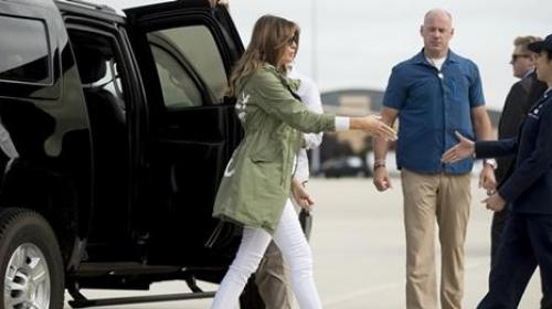 El mensaje en la chaqueta de Melania Trump que indigna