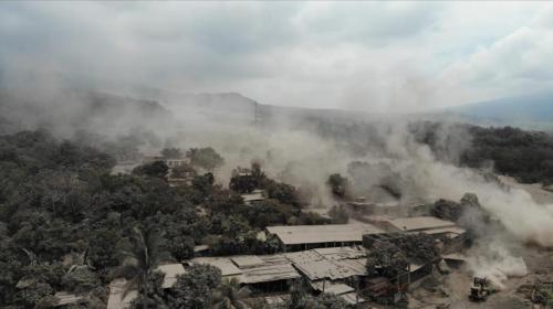 Volcán de Fuego amenaza a más comunidades, alerta Insivumeh