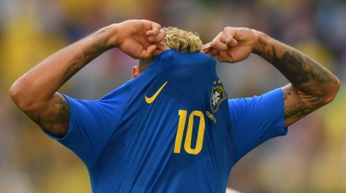Neymar finge penal, el árbitro marca y lo anula por el VAR