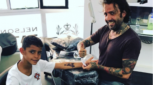 A los ocho años, hijo de Cristiano Ronaldo se hace su primer tatuaje
