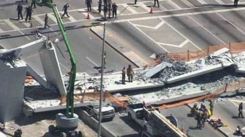 Colapsa puente peatonal sobre avenida de seis vías en Miami