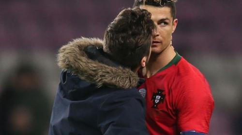 Aficionado intentó besar a Cristiano Ronaldo en pleno partido