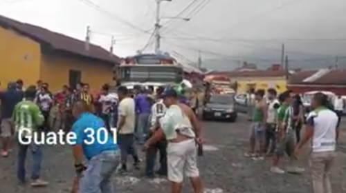 Aficionados de Antigua golpean a seguidores de Xelajú y apedrean bus