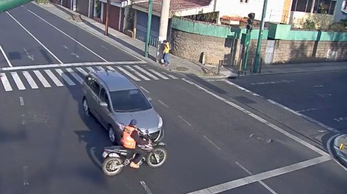 Video: automóvil no respeta semáforo en rojo y atropella a motorista
