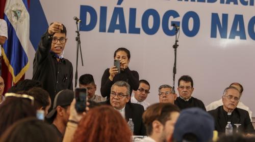 Estudiante universitario increpa cara a cara a Daniel Ortega