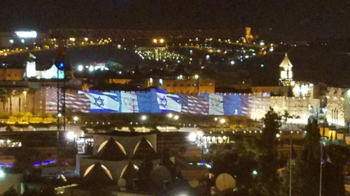 Iluminan con bandera de Guatemala muros de Ciudad Vieja de Jerusalén