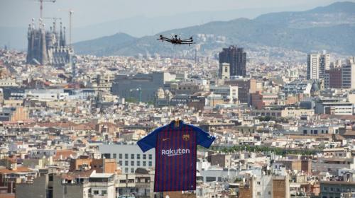 El Barcelona presenta su nueva camisola en un dron