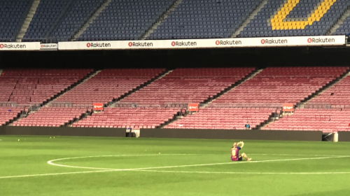 Fue el último en irse del Camp Nou, esto hizo un Iniesta solo
