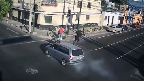 Video: motorista muere tras no respetar semáforo en rojo en la zona 12