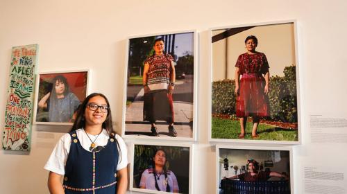 Adolescentes de origen guatemalteco exponen en fotos su vida en EE.UU.