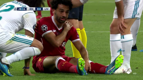 Sergio Ramos lesiona a Mohamed Salah y sale llorando del partido