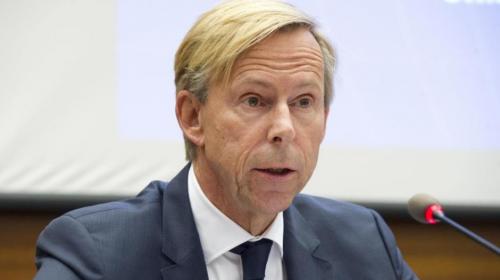 CC deja en suspenso solicitud para retirar al embajador de Suecia