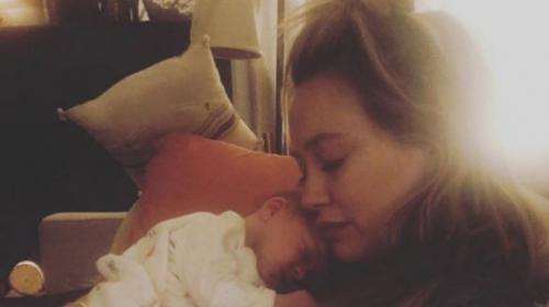 Hilary Duff publicó foto amamantando a su hija y generó polémica