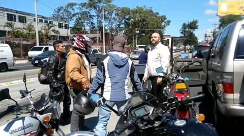 Captan pelea entre conductor y motociclistas en la Aguilar Batres